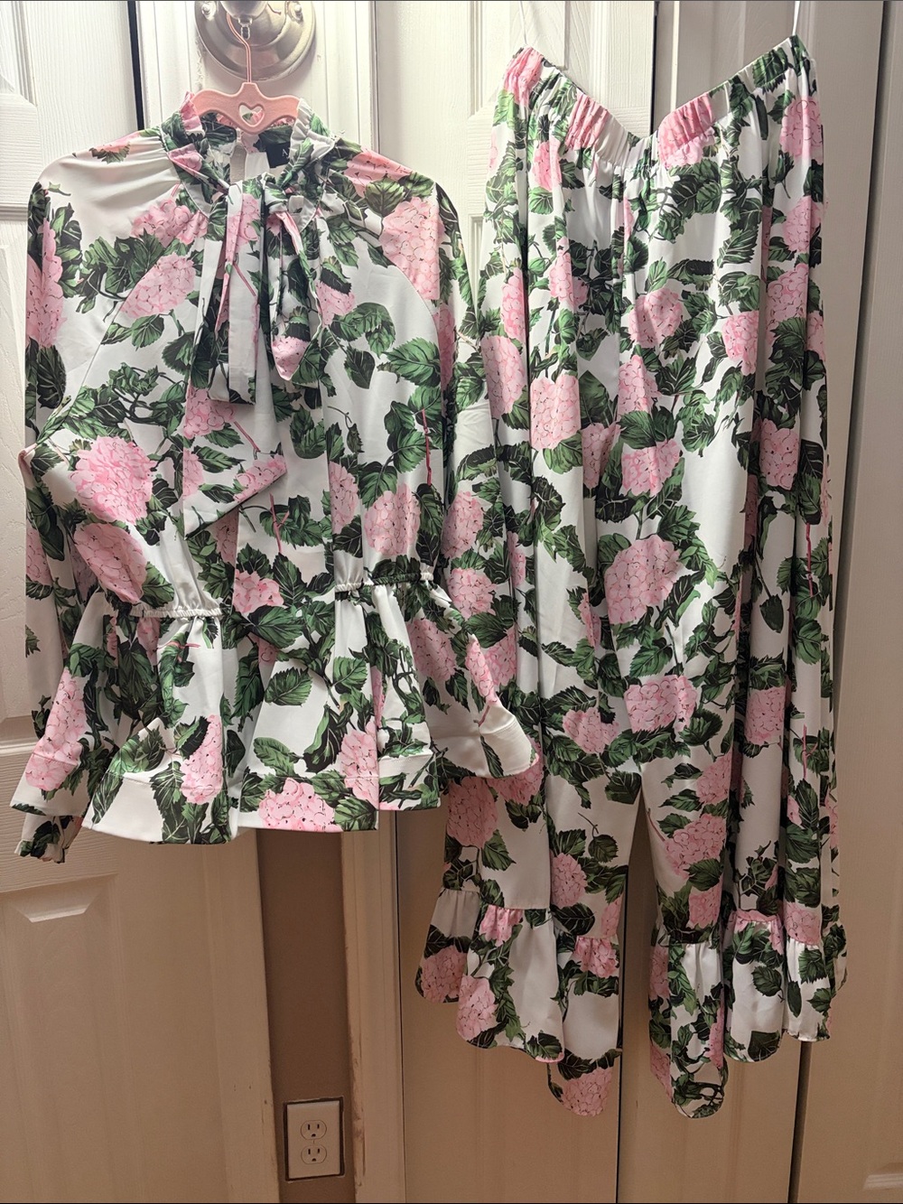 AKIRA White Floral Tie-Neck Top & Wide-Leg Pants Set - Pink & Green